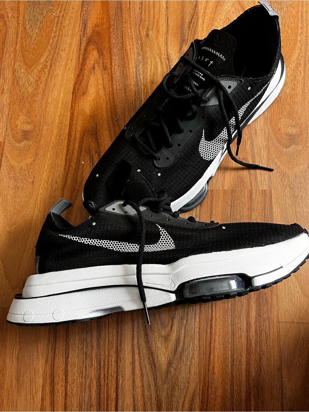 Nike Men's Black and White Athletic Sneakers